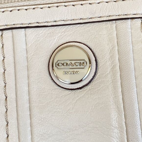 NWOT Coach White Laser Cut Leather Wristlet Wallet C-Monogram - Picture 4 of 12